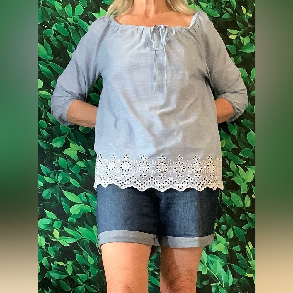 💠 NYDJ Chambray Embroidered Blouse – Scalloped Hem, 3/4 Sleeve – Size S - Picture 3 of 6